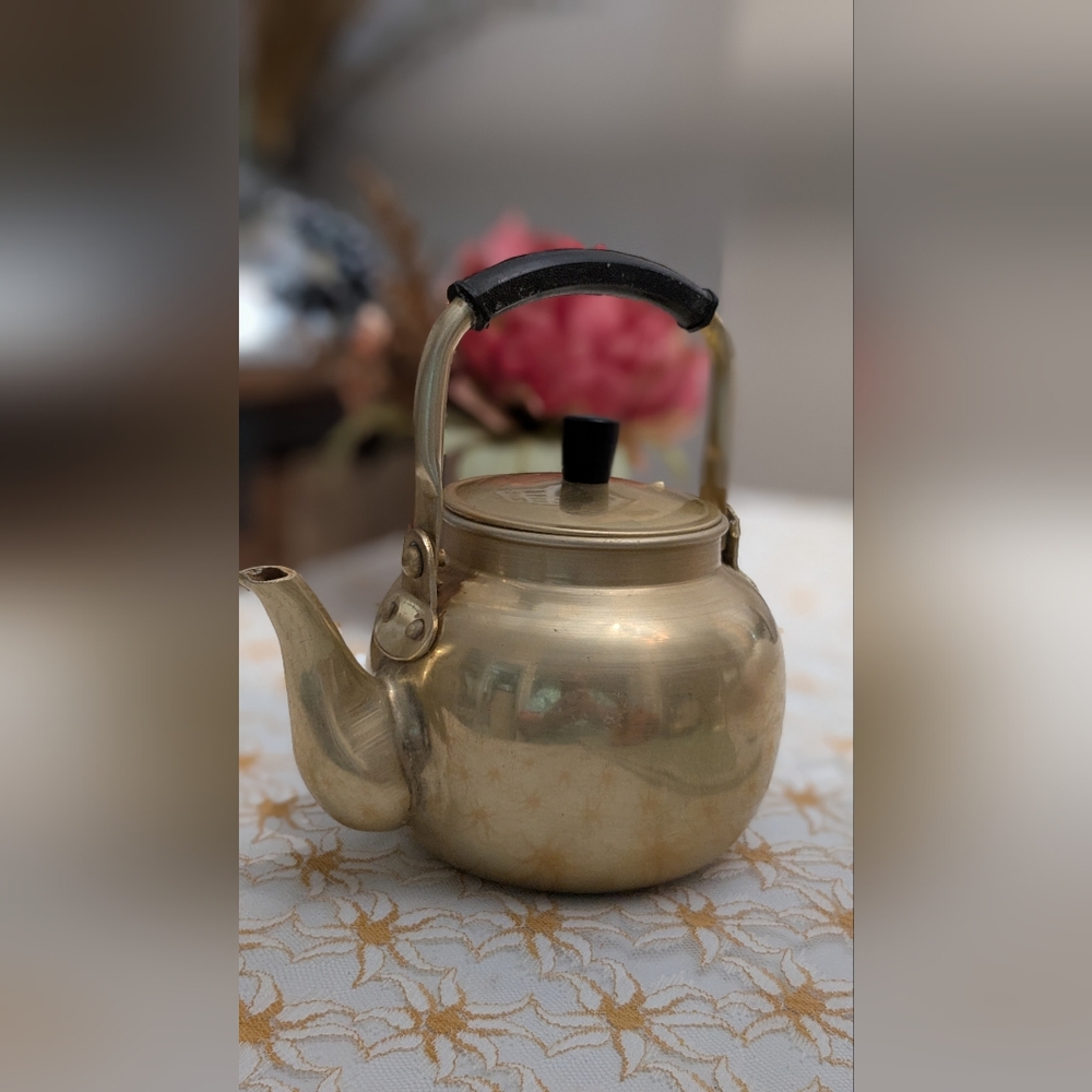 Gold Toned Aluminum Tea Kettle with Lid Black Handle  Farmhouse Cottagcore - Picture 9 of 10